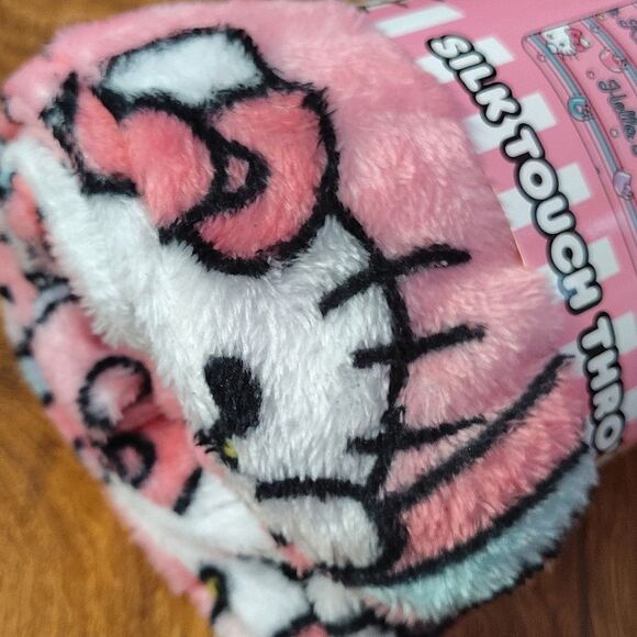 HELLO KITTY Pink Hello Kitty Printed Silk Touch 40"x50' Throw Blanket NWT - Picture 5 of 8